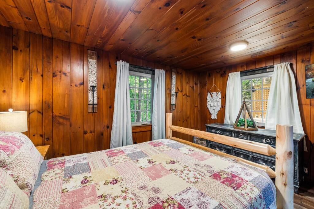 Boozy Bear Bungalow Romantic Cabin 5 Mins 2 Downtown With Hot Tub And Fire Pit Гетлинбург Екстериор снимка