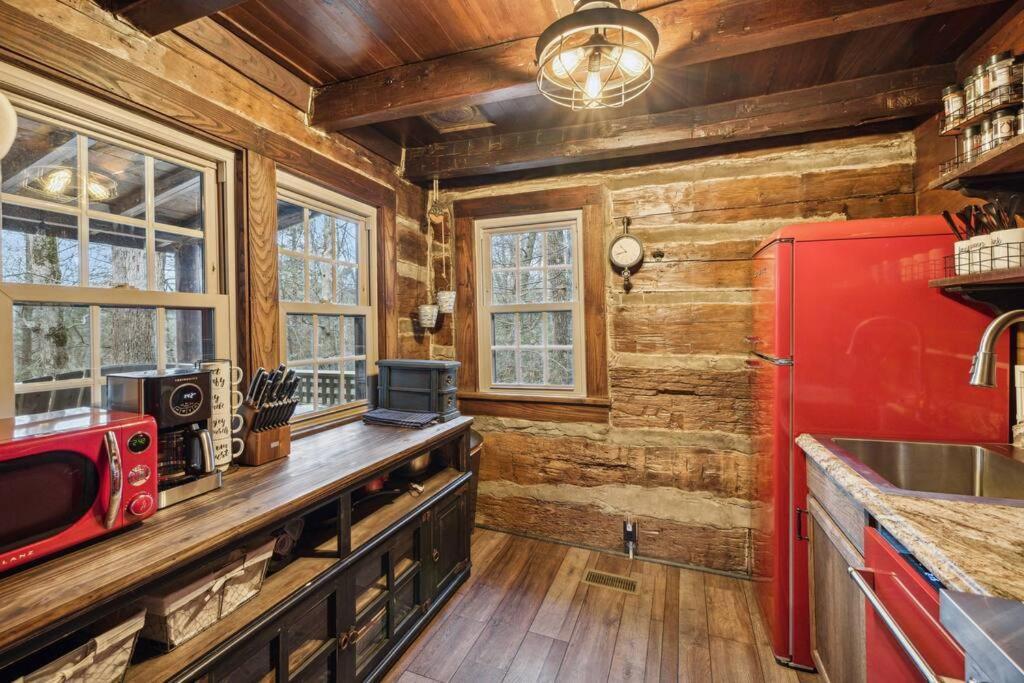 Boozy Bear Bungalow Romantic Cabin 5 Mins 2 Downtown With Hot Tub And Fire Pit Гетлинбург Екстериор снимка