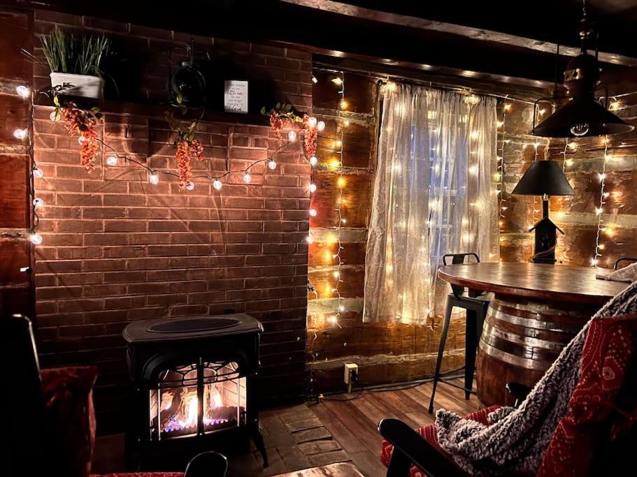 Boozy Bear Bungalow Romantic Cabin 5 Mins 2 Downtown With Hot Tub And Fire Pit Гетлинбург Екстериор снимка