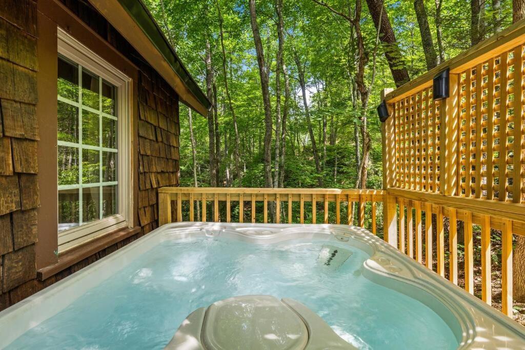 Boozy Bear Bungalow Romantic Cabin 5 Mins 2 Downtown With Hot Tub And Fire Pit Гетлинбург Екстериор снимка