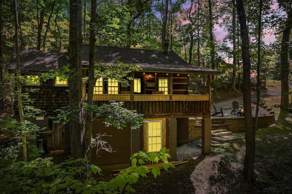 Boozy Bear Bungalow Romantic Cabin 5 Mins 2 Downtown With Hot Tub And Fire Pit Гетлинбург Екстериор снимка